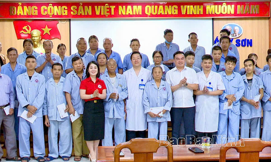 Tặng 56 suất quà cho bệnh nhân chạy thận tại Trung tâm Y tế thành phố Từ Sơn