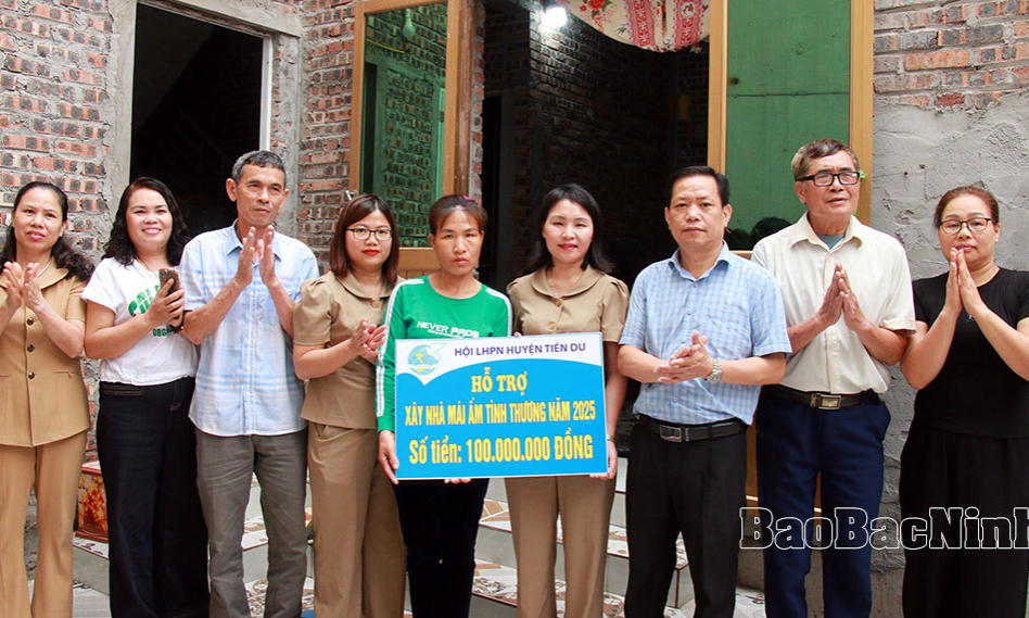 Hội LHPN huyện Tiên Du tặng quà trẻ em và hội viên khó khăn
