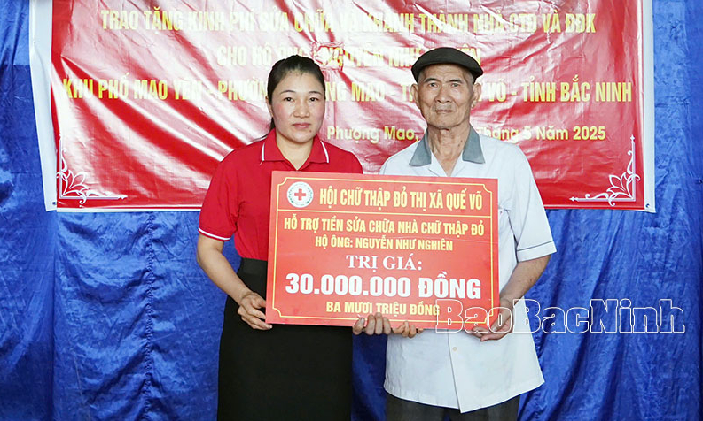 Trao kinh phí sửa chữa nhà Chữ thập đỏ cho gia đình hoàn cảnh khó khăn
