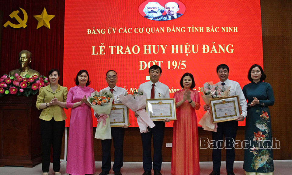 Đảng ủy các cơ quan Đảng tỉnh trao Huy hiệu Đảng đợt 19-5
