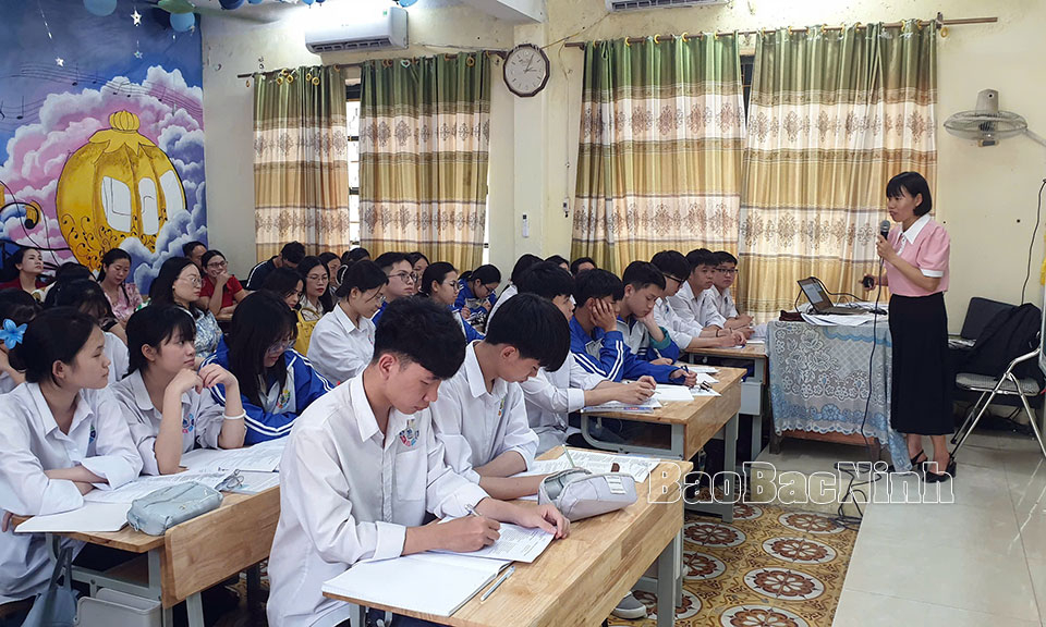 320 giáo viên dự sinh hoạt chuyên môn nâng cao chất lượng kỳ thi tốt nghiệp THPT năm 2025