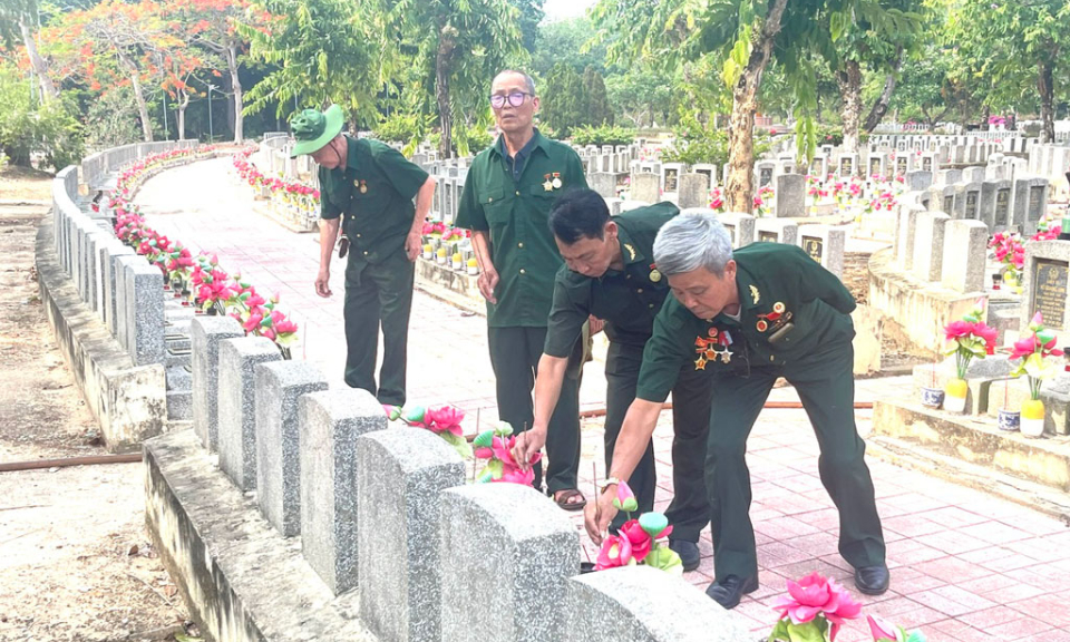 Hội Chiến sĩ cách mạng bị địch bắt tù đày tỉnh thăm lại chiến trường xưa