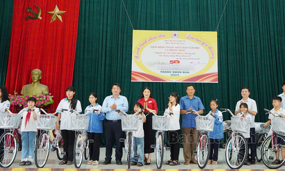 Tặng xe đạp cho học sinh có hoàn cảnh khó khăn