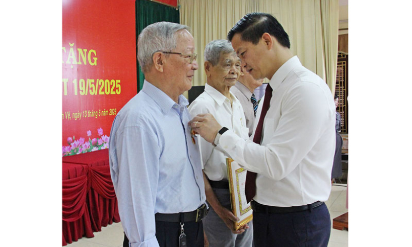 Chủ tịch UBND tỉnh Vương Quốc Tuấn trao tặng Huy hiệu Đảng đợt 19-5 tại thành phố Bắc Ninh