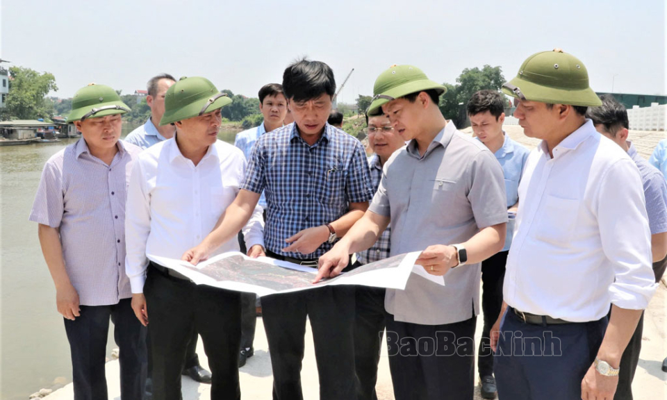 Chủ tịch UBND tỉnh Vương Quốc Tuấn yêu cầu đẩy nhanh tiến độ xử lý sự cố kè sông Cầu, thành phố Bắc Ninh