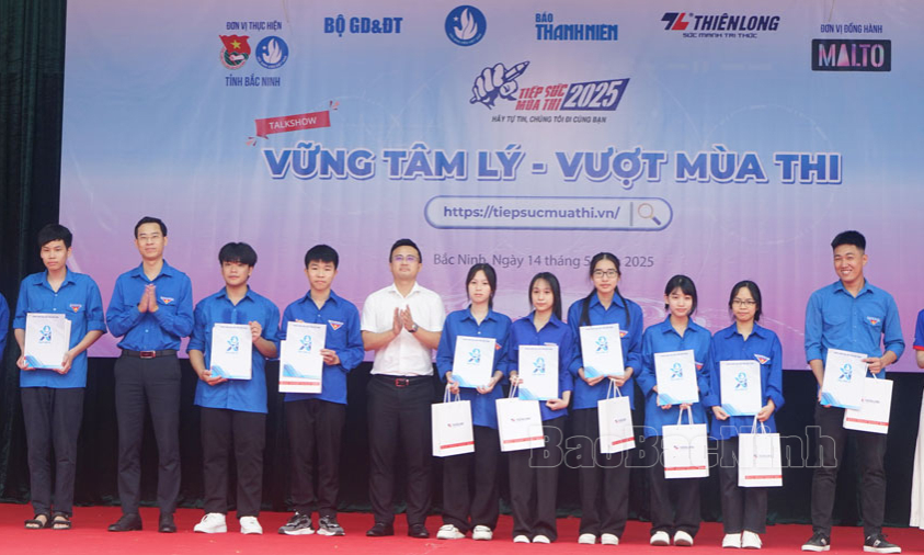 Tiếp sức “Vững tâm lý - Vượt mùa thi” tại Trường THPT Hàm Long