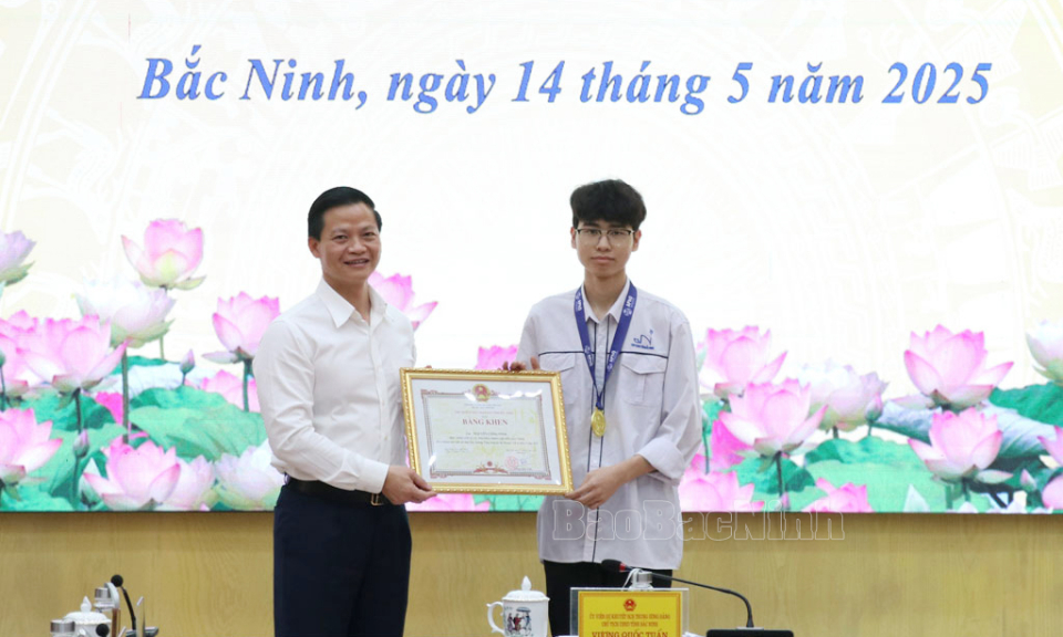 Chủ tịch UBND tỉnh khen thưởng học sinh đạt huy chương Vàng Olympic Vật lý Châu Á năm 2025