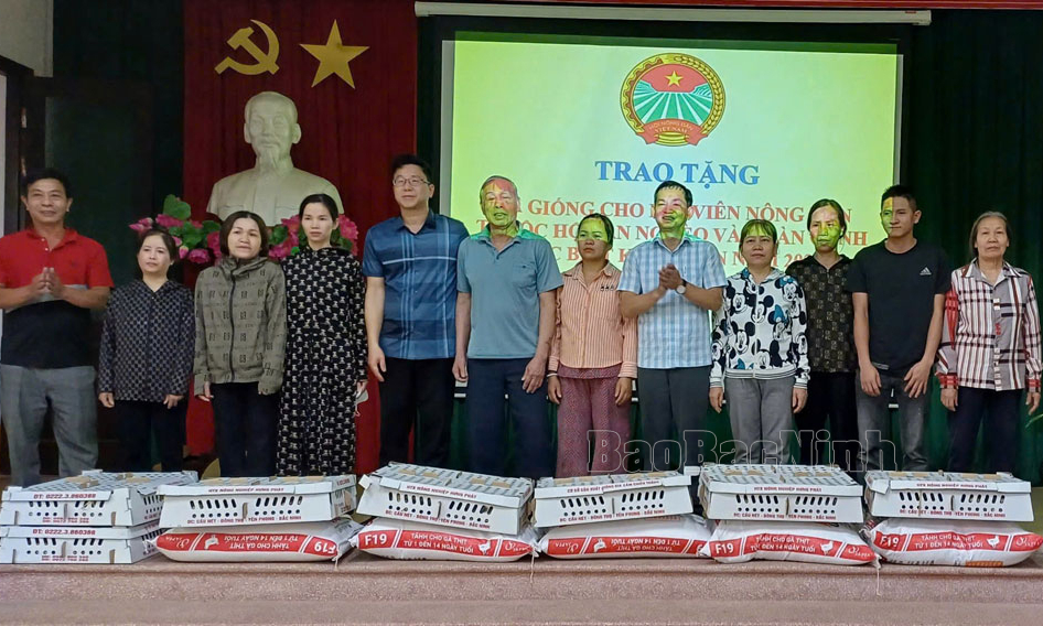 Trao tặng gà giống cho hội viên nông dân