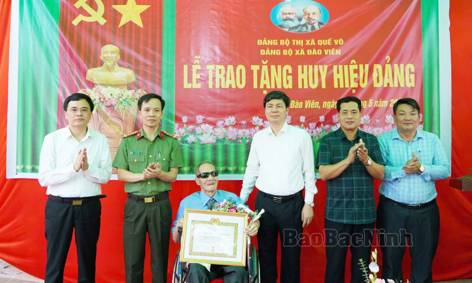 Giám đốc công an tỉnh trao Huy hiệu Đảng đợt 19-5 tại thị xã Quế Võ
