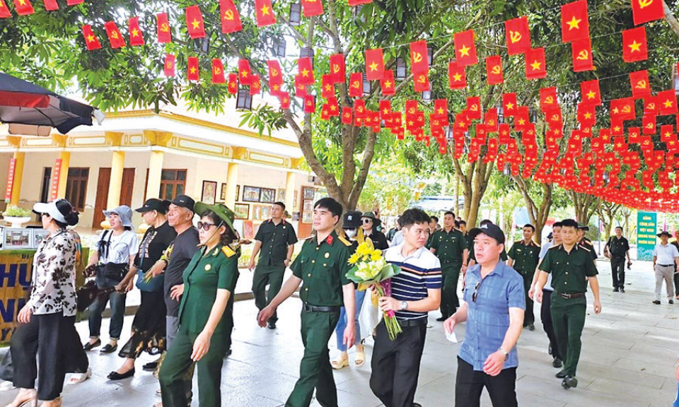 Tháng Năm, con lại về thăm quê Bác