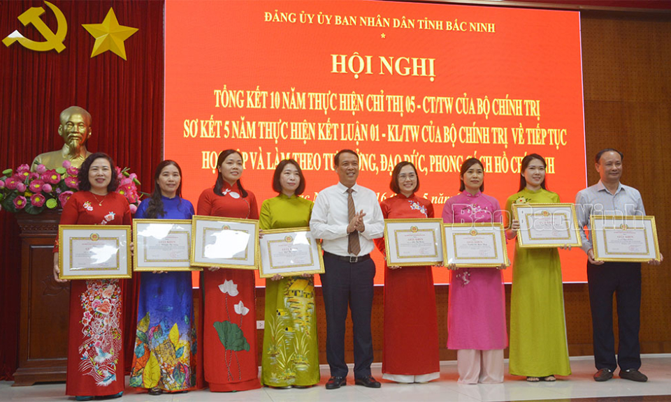 Đảng ủy UBND tỉnh khen thưởng tập thể, cá nhân về họp tập, làm theo tư tưởng, đạo đức, phong cách Hồ Chí Minh