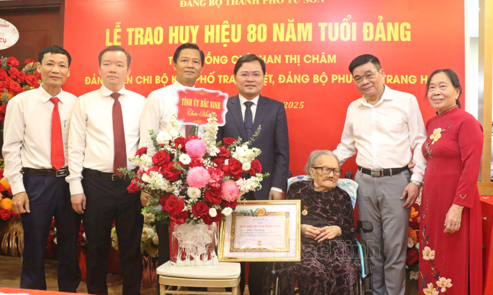 Bí thư Tỉnh uỷ Nguyễn Anh Tuấn trao Huy hiệu Đảng tại Đảng bộ thành phố Từ Sơn