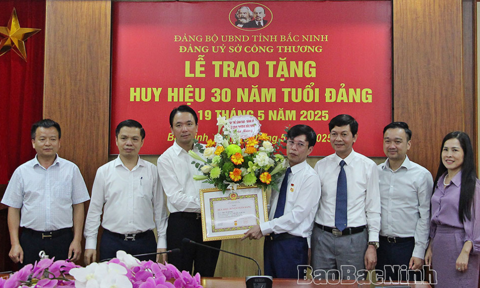 Đảng uỷ Sở Công Thương trao tặng Huy hiệu Đảng đợt 19-5