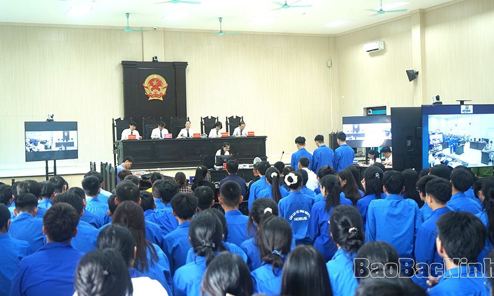 Học sinh theo dõi phiên tòa hình sự sơ thẩm do bị cáo chưa thành niên gây ra