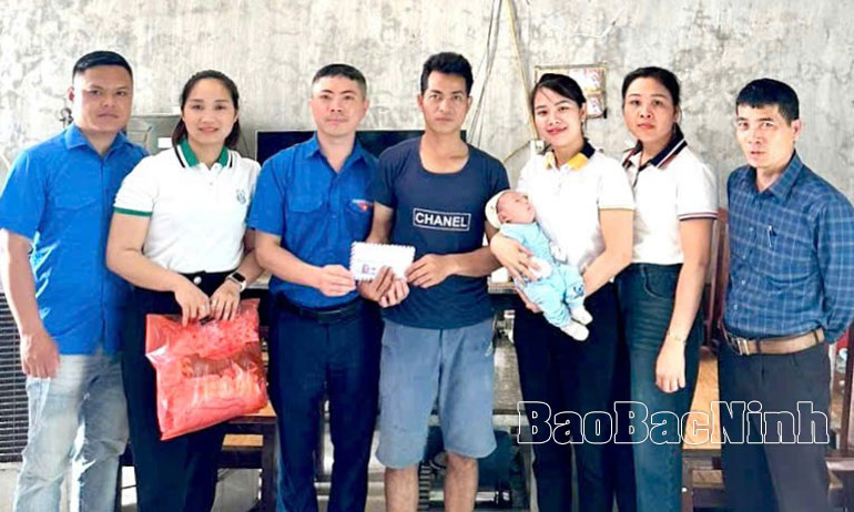 Tuổi trẻ xã Đông Cứu tình nguyện, sáng tạo dựng xây quê hương