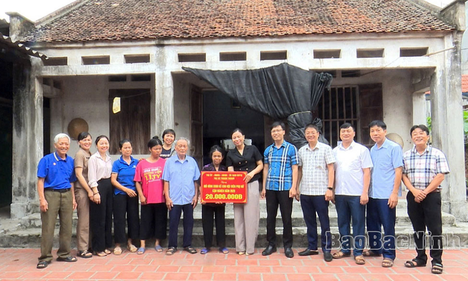 Trao mô hình sinh kế cho hội viên phụ nữ có hoàn cảnh khó khăn