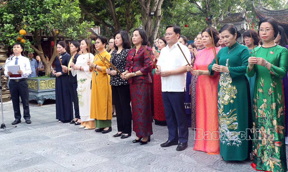 Phó Chủ tịch Quốc hội Nguyễn Thị Thanh và Đoàn nữ ĐBQH khóa XV dâng hương tại Đền Đô