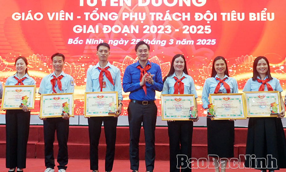 Người thắp lửa yêu thương trong sắc đỏ khăn quàng