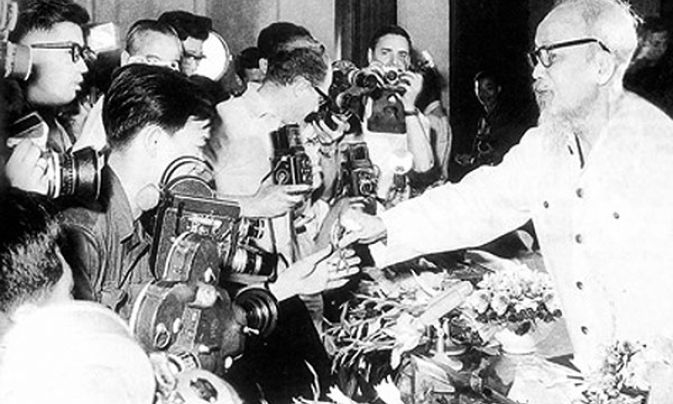 Ngòi bút của các bạn cũng là những vũ khí sắc bén...