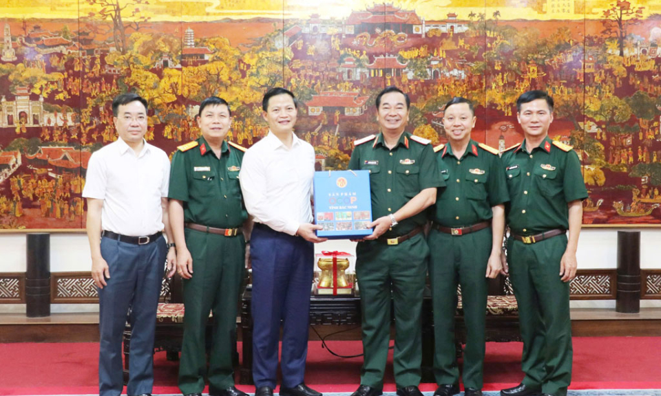 Chủ tịch UBND tỉnh Vương Quốc Tuấn  tiếp Thiếu tướng Trương Mạnh Dũng, Tư lệnh Quân khu I