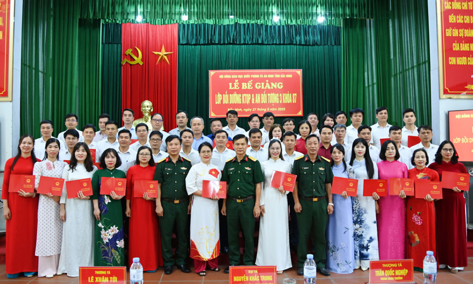 Bế giảng lớp bồi dưỡng kiến thức quốc phòng - an ninh
