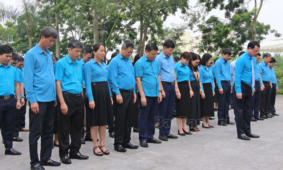 Chủ tịch Tổng LĐLĐ Việt Nam Nguyễn Đình Khang dâng hương tưởng niệm đồng chí Hoàng Quốc Việt