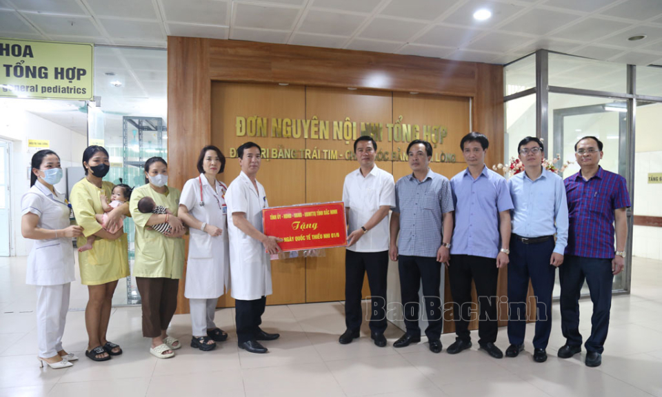 Phó Chủ tịch UBND tỉnh Lê Xuân Lợi tặng quà trẻ em tại Bệnh viện Sản - Nhi Bắc Ninh
