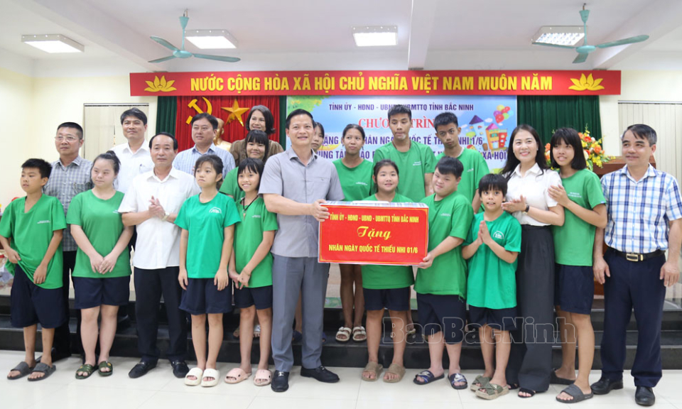 Chủ tịch UBND tỉnh Vương Quốc Tuấn tặng quà Trung tâm Giáo dục chuyên biệt và Bảo trợ xã hội tỉnh