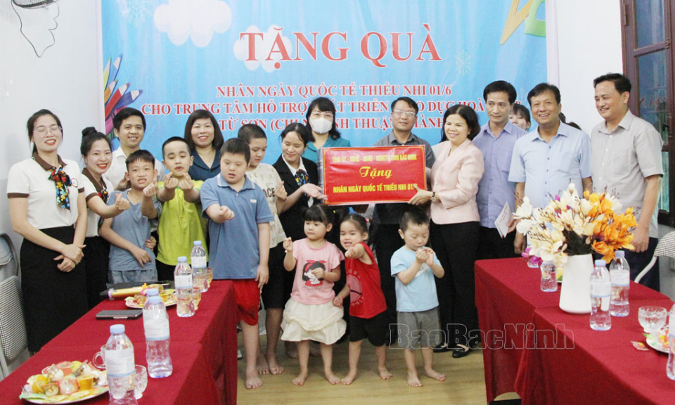 Chủ tịch HĐND tỉnh Nguyễn Hương Giang và Chủ tịch UBND tỉnh Vương Quốc Tuấn thăm, tặng quà nhân dịp Quốc tế Thiếu nhi 1-6