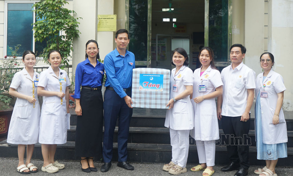 Tỉnh Đoàn Bắc Ninh thăm, tặng quà các em nhỏ nhân dịp Quốc tế thiếu nhi 1-6