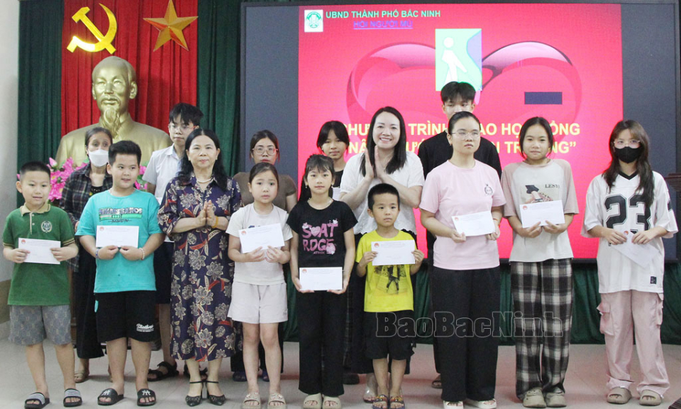 Trao 48 suất học bổng “Nâng bước em đến trường”