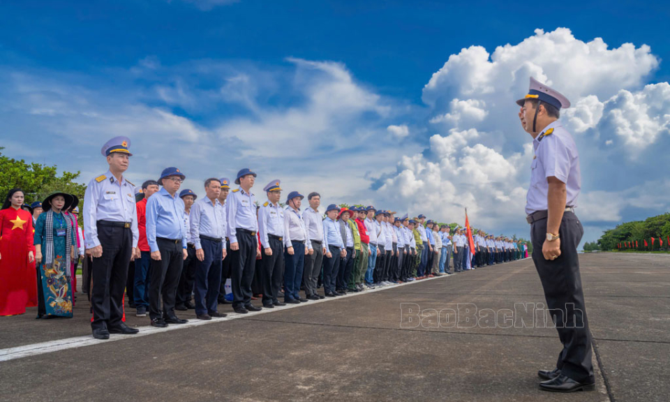 Xúc động lễ chào cờ và duyệt đội ngũ trên đảo Trường Sa