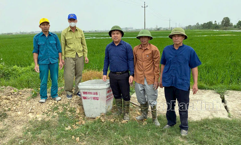 Phường Bồng Lai lắp đặt 105 thùng đựng vỏ bao bì thuốc bảo vệ thực vật tại các xứ đồng