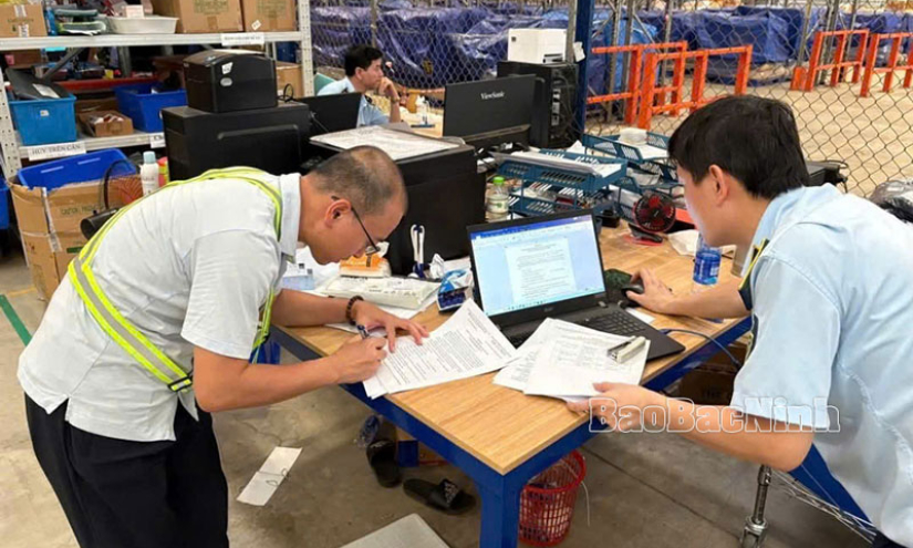 Tạm giữ gần 226.000 sản phẩm không rõ nguồn gốc xuất xứ của Công ty Cổ phần Chuỗi cung ứng Thương mại Á Châu