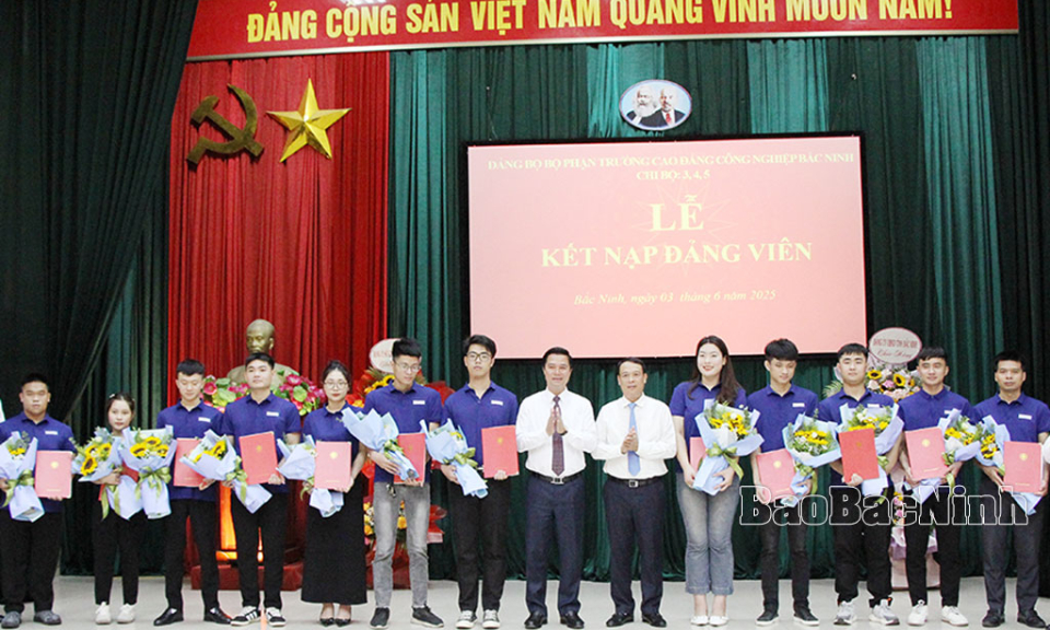 11 sinh viên ưu tú Trường Cao đẳng Công nghiệp Bắc Ninh được kết nạp Đảng