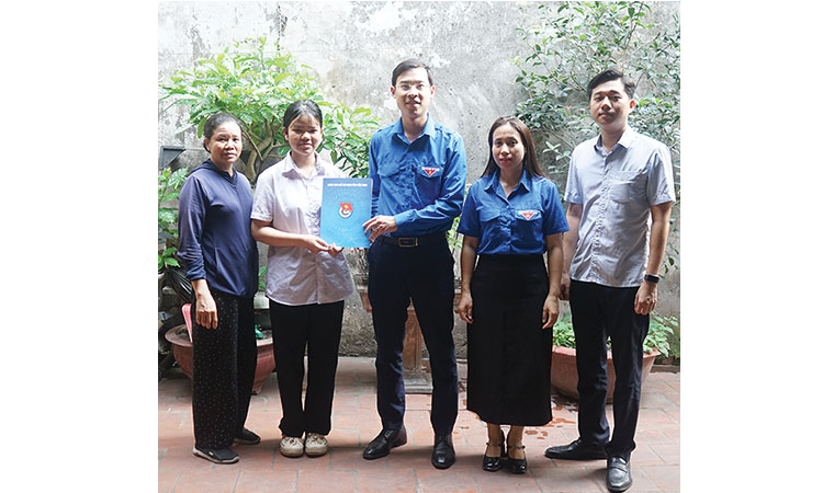 Tỉnh Đoàn tặng quà, động viên học sinh có hoàn cảnh khó khăn trước kỳ thi vào lớp 10