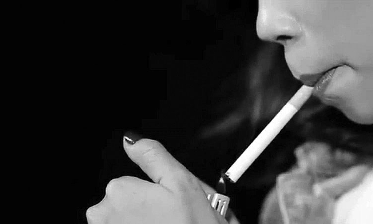 Khi điếu thuốc đốt cháy cơ hội làm cha mẹ