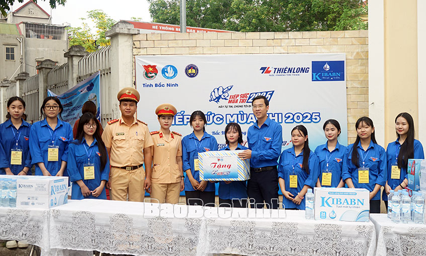 Tỉnh Đoàn động viên đội tình nguyện “Tiếp sức mùa thi”