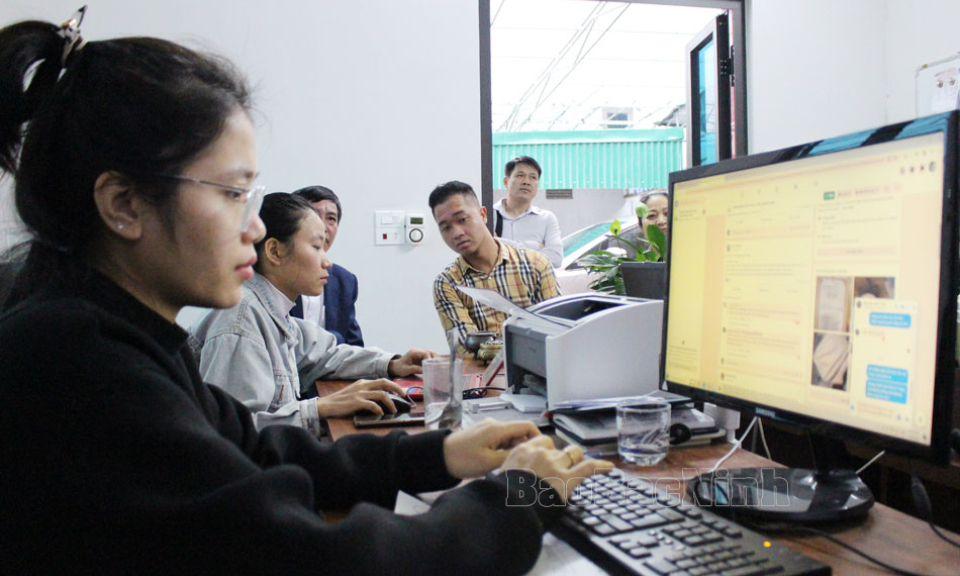 Hỗ trợ gần 2.360 hội viên, nông dân đăng ký tài khoản trên sàn thương mại điện tử