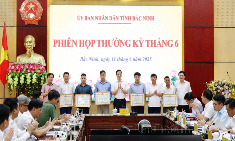 Khen thưởng các hộ dân có thành tích trong công tác giải phóng mặt bằng đường Vành đai 4