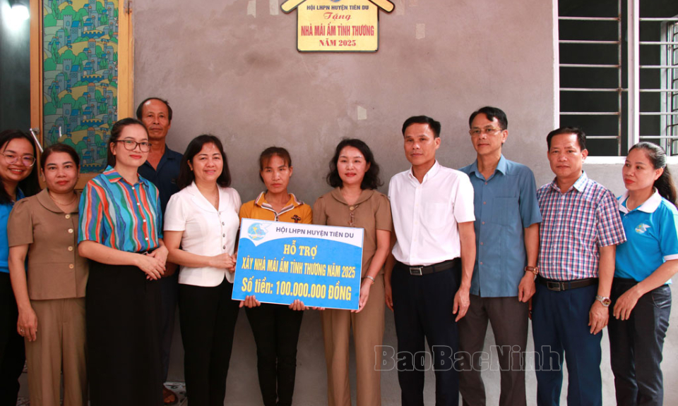 Bàn giao Mái ấm tình thương và trao sổ tiết kiệm cho phụ nữ, trẻ em