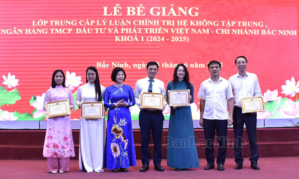 Bế giảng lớp Trung cấp lý luận chính trị hệ không tập trung Ngân hàng BIDV khóa I