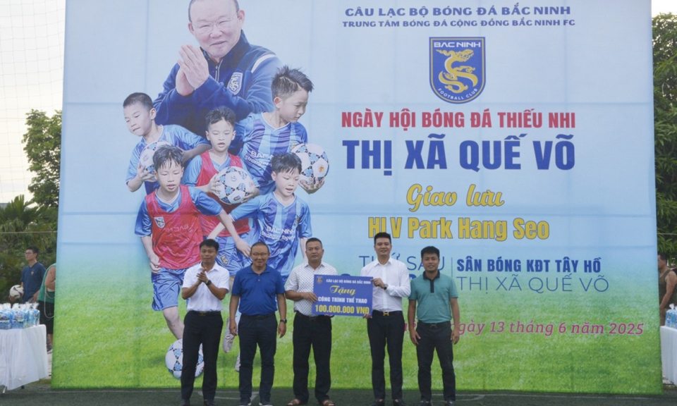 Hơn 500 thiếu nhi tham gia Ngày hội bóng đá thị xã Quế Võ