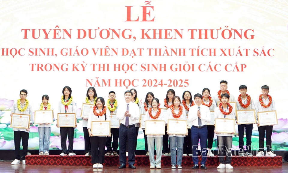 Quế Võ tuyên dương, khen thưởng giáo viên và học sinh đạt thành tích năm học 2024-2025