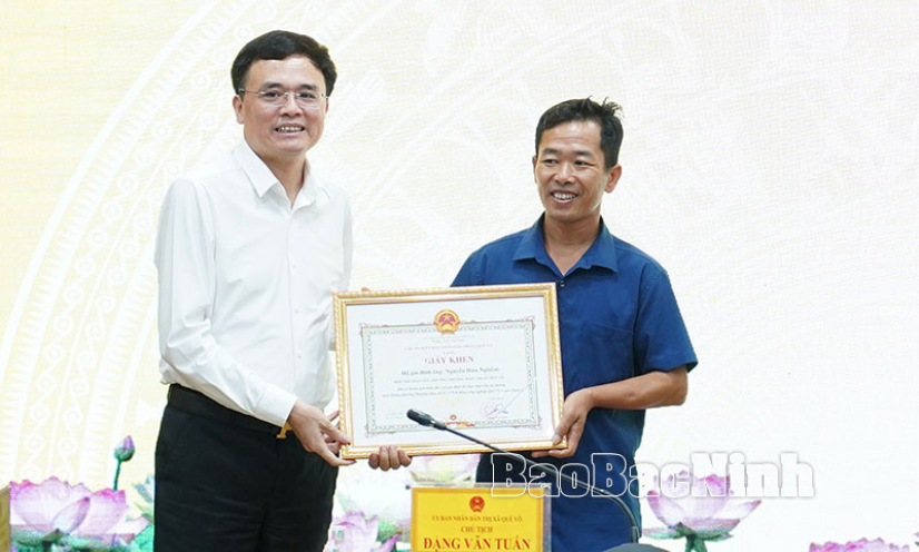 Khen thưởng đột xuất 1 hộ dân hiến đất làm đường giao thông