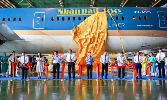 Ra mắt logo Báo Nhân Dân trên máy bay của Vietnam Airlines nhân kỷ niệm 100 năm Ngày Báo chí Cách mạng Việt Nam