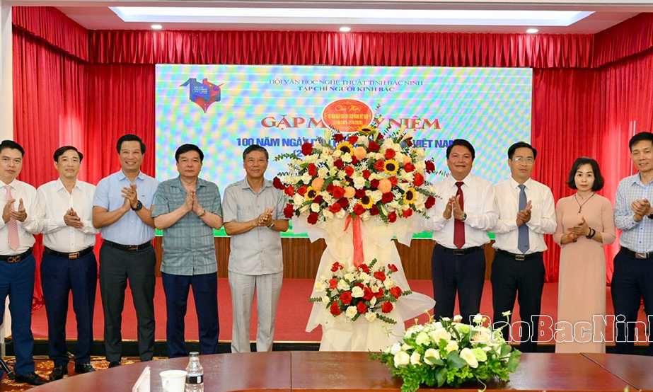 Hội Văn học Nghệ thuật tỉnh gặp mặt nhân 100 năm Ngày Báo chí Cách mạng Việt Nam