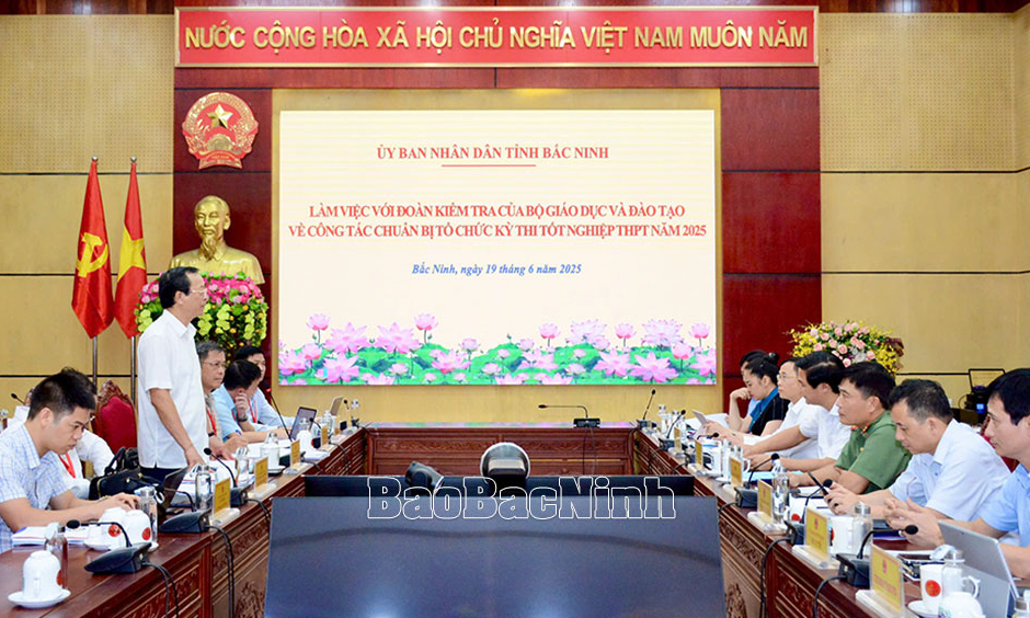 Thứ trưởng Thường trực Bộ GD-ĐT kiểm tra công tác chuẩn bị thi tốt nghiệp THPT năm 2025 tại Bắc Ninh