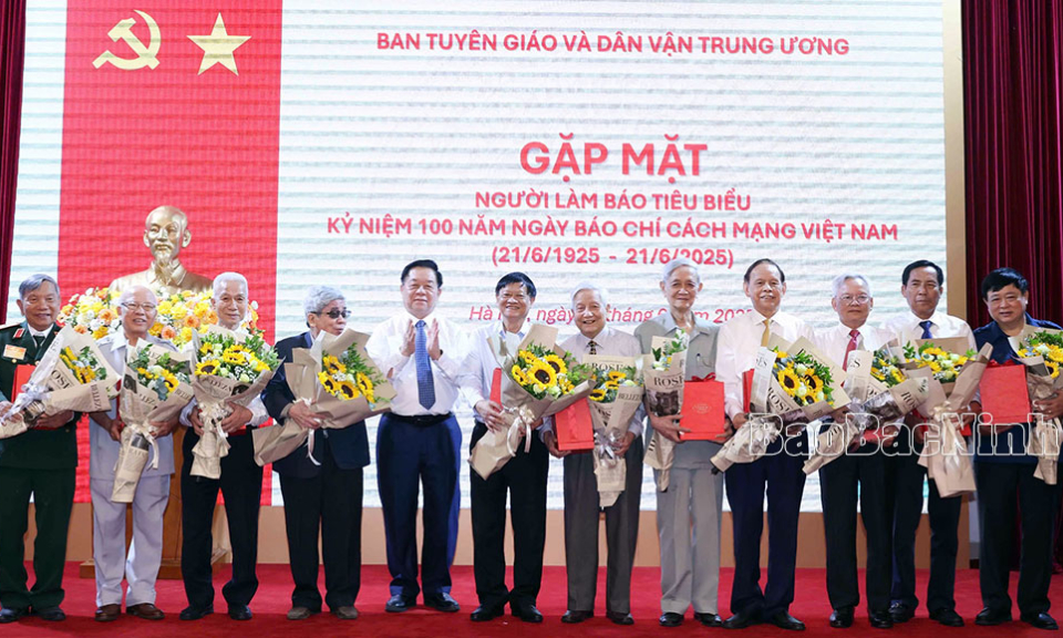 Ban Tuyên giáo và Dân vận Trung ương khen thưởng các nhà báo tiêu biểu nhân dịp kỷ niệm 100 năm Báo chí Cách mạng Việt Nam