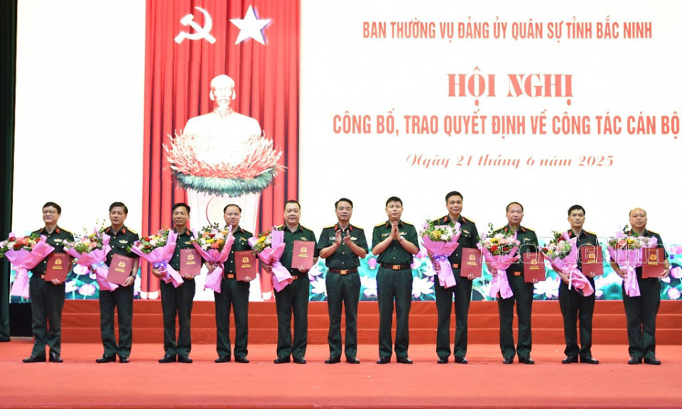 Công bố và trao quyết định về công tác cán bộ thuộc Bộ CHQS tỉnh Bắc Ninh mới